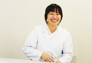 薬剤師を目指したきっかけと、あやめ薬局への入社理由を教えてください。